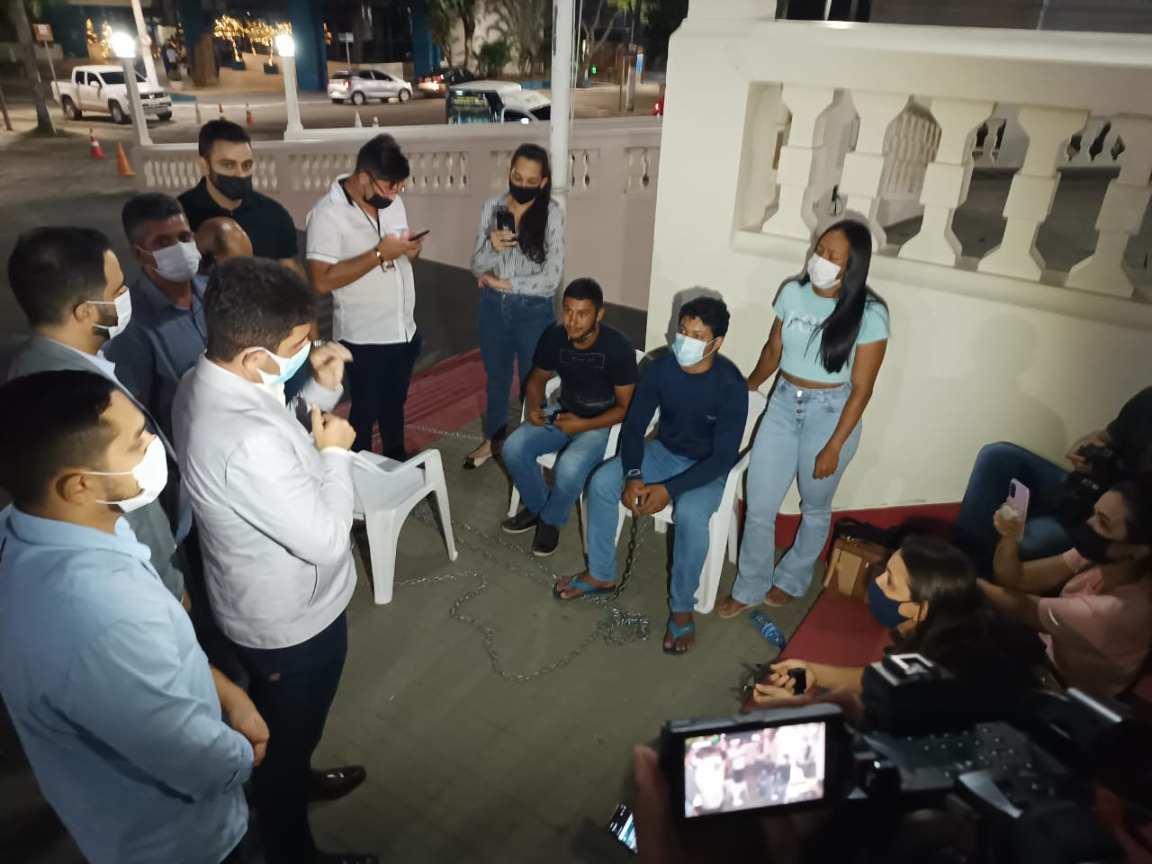 Gladson conversa com jovem que está acorrentado no Palácio Rio Branco